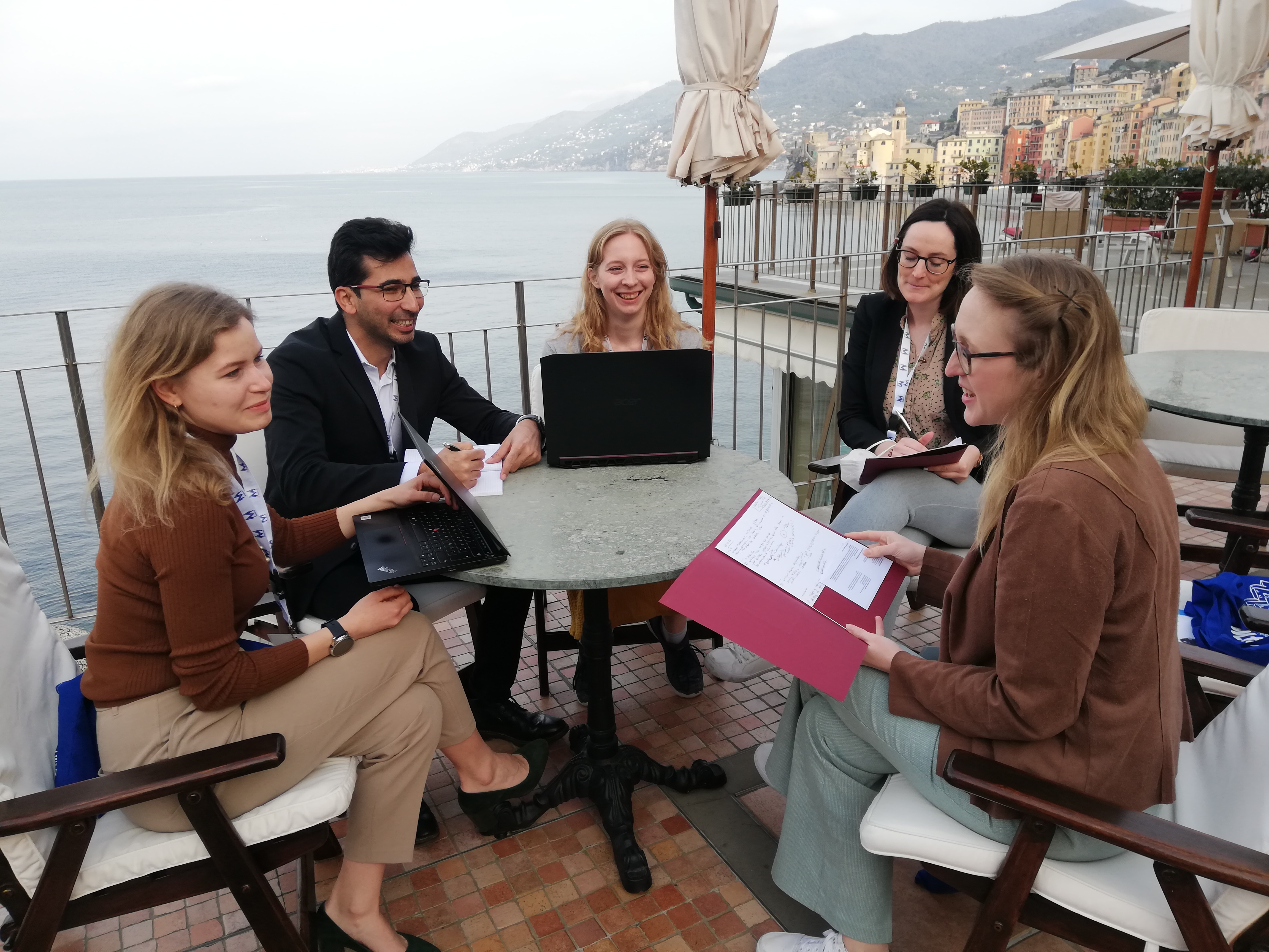 The N4M Young Scientist Award team (from left to right: Aleksandra Kozyrina, Ramin Nasehi, Jana Schieren, Pauline Eichstedt, Anna Sternberg) discussing the final steps.